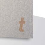 Papier metaliczny z wyciętym wzorem litery.