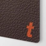 Brązowo-pomarańczowa tekstura skóry z literą.