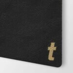 Czarna skóra z białym i złotym wzorem