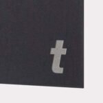 Czarny papier z wyciętym srebrnym wzorem.